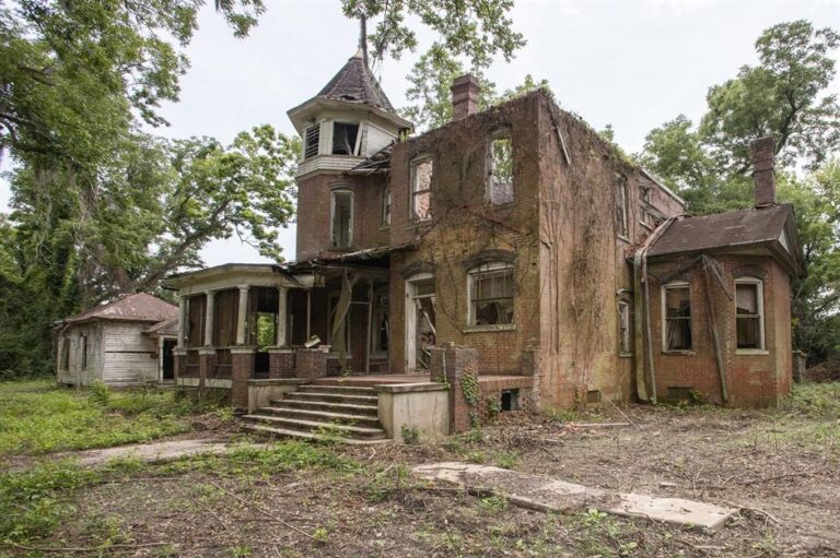 Exploring the Enigma of Abandoned Creepy Houses: The Haunting Allure of Forgotten Places