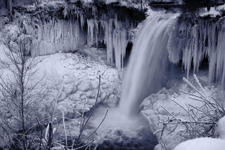 Discover the Breathtaking Frozen Waterfall in the Alps: Italy’s Icy Wonder