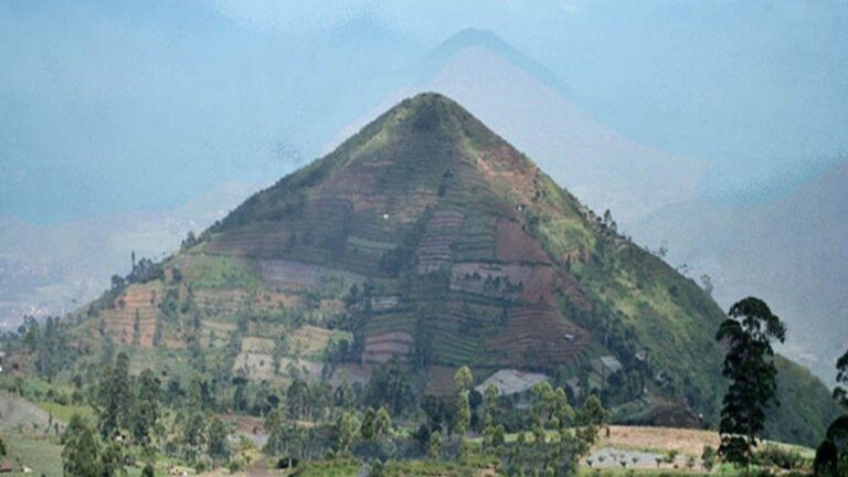 Unveiling the Secrets of the 25,000-Year-Old Pyramid in Indonesia